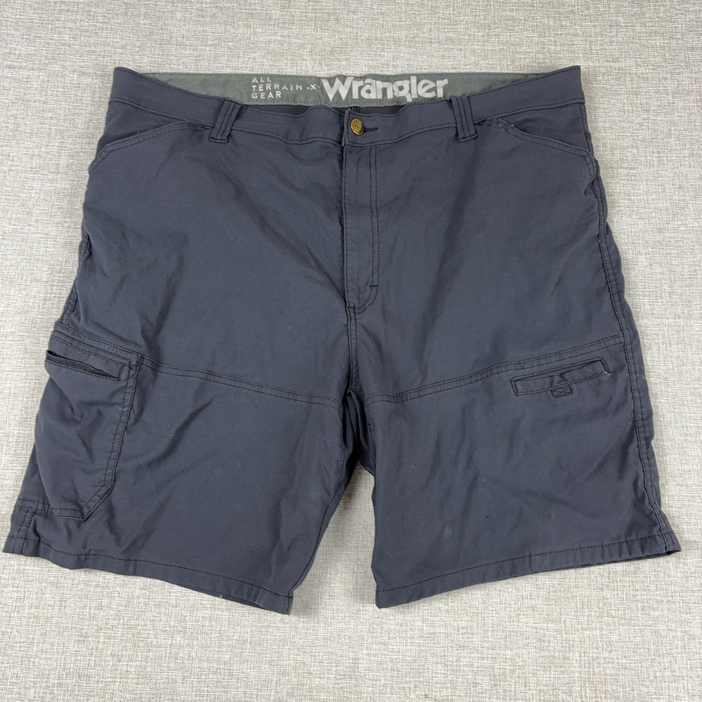 Wrangler ATG Shorts Mens 42 Gray Cargo Microfiber Stretch Pockets 9 Inseam